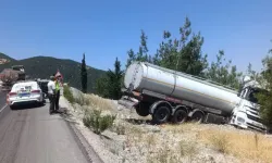 Şarampole Devrilen Tankerin Şoförü Yaralandı