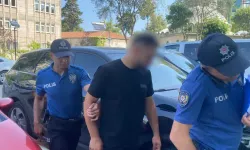 Araçtan Sarkıp Konvoyu Çekerken, Başını Duraksayan Minibüse Çarptı