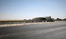 Bariyerlere Çarpıp Devrilen TIR'ın Sürücüsü Yaralandı