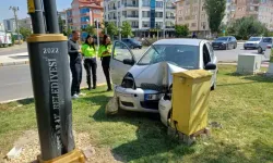 Otomobil Elektrik Direğine Çarptı, Anne İle Kızı Yaralandı