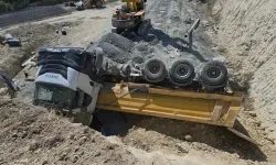 Şantiyede Toprak Kayması; Hafriyat Kamyonu Şoförü Yaralandı