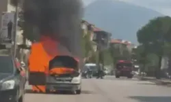 Seyir halindeyken alev alan otomobil kullanılamaz hale geldi