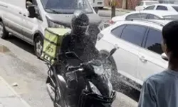Sıcaklık 40 Dereceyi Aştı, Hortumla Serinleyenler Objektife Yansıdı