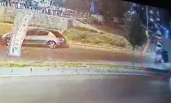 Ters Yönde İlerlerken Motosiklet Devrildi, Sürücü Otomobilin Altında Kalmaktan Son Anda Kurtuldu