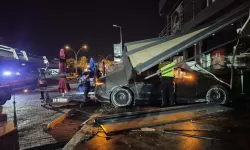 Bodrum'da Otomobil, Börekçiye Daldı: 2 Yaralı