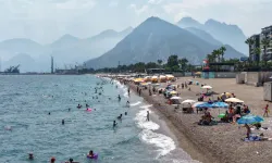 Antalya'da Sıcak Ve Nem Bunalttı