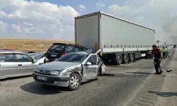 Afyonkarahisar'da Duman Zincirleme Kazaya Yol Açtı: 13 Araç Karıştı