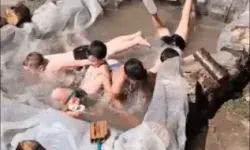 Çocuklar Naylondan Yaptıkları Havuzda Serinledi