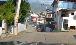 Sürücüsünün Yol Vermek İçin Geri Manevra Yaptığı Otomobil Duvara Çarptı; Kaza Kamerada