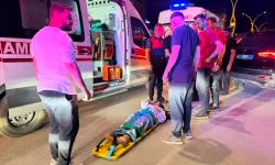 Otomobil, Park Halindeki 2 Araca Çarpıp Devrildi; 4 Yaralı