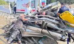 Bariyerlere Çarpan Otomobil, Hurdaya Döndü; Sürücü İle Eşi Yaralandı