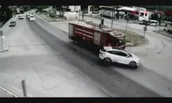 Yangına Giden İtfaiye Aracı İle Otomobilin Çarpıştığı Kaza Kamerada: 1 Yaralı
