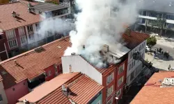 Çatı Katında Çıkan Yangın, Diğer Binalara Sıçramadan Söndürüldü