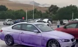 Boya Yüklü TIR Devrildi, Yoldan Geçen Araçlar Mora Boyandı
