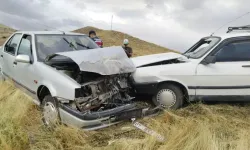 Şarkışla'da İki Otomobil Çarpıştı: 4 Yaralı