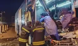 Yolcu Otobüsü TIR’a Çarptı: 2 Ölü, 17 Yaralı