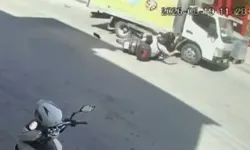 Motosiklet İle Kamyonetin Çarpıştığı Kaza Kamerada; 2 Kardeş Yaralı