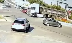 TIR’la Çarpışan Motosikletin Sürücüsü Yaralandı; Kaza Kamerada