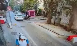 Kadıköy’de Motosikletin Otomobile Çarptığı Kaza Kamerada