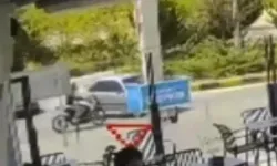 Motosikletin Otomobile Çarptığı Kaza Kamerada; 2 Yaralı