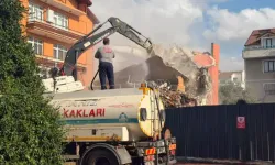 Bitişiğindeki Temel Kazısı Sırasında Yan Yatmaya Başlayan Binanın Yıkımı Yapıldı
