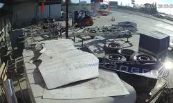 Hafif Ticari Aracın Çarptığı Motosikletteki 2 Kişi Yaralandı; Kaza Kamerada