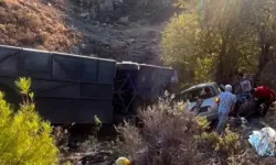 Midibüsle Otomobil Çarpıştı: 2 Ölü, 1 Yaralı