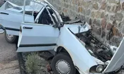 2 Otomobil Kafa Kafaya Çarpıştı: 1 Ölü, 2 Yaralı