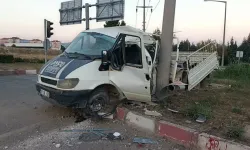 Direğe Çarpan Kamyonetin Sürücüsü Yaralandı