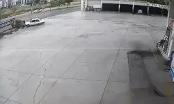 Aday Sürücü Otomobiliyle Aydınlatma Direğine Çarptı; O Anlar Kamerada