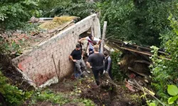 Toprak Altında Kalan Ahırda 5 Büyükbaş Öldü
