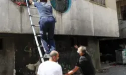 Yangından Korkup Fileye Takılan Kediyi İtfaiye Kurtardı