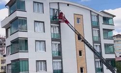 Tokat'ta Balkon Korkuluklarına Sıkışan Güvercin Kurtarıldı