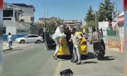 Taksi Şoförü İle Motokuryenin Trafikte Tekmeli Yumruklu Kavgası Kamerada