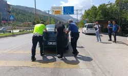 Amasya’da Yolda Kalan Sürücünün Yardımına Polisler Koştu