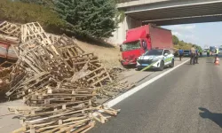 Kamyon Arızalandığı İçin Emniyet Şeridine Çekilen Kamyonete Çarptı; 1 Ölü, 1 Ağır Yaralı
