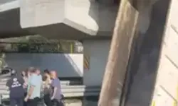 Kamyonun Açılan Damperi, Köprüye Takıldı