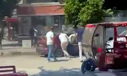 Husumetlilerini Darbedip, Otomobiline Sopayla Zarar Verdiler