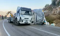 Kontrolden Çıkan TIR Devrildi