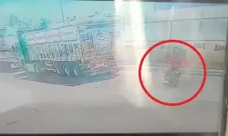Park Halindeki TIR’a Çarpan Motosikletin Sürücüsü Ağır Yaralandı; Kaza Kamerada