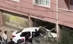 Otomobil İş Yerine Daldı: 1 Yaralı