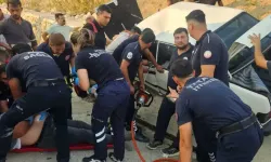 Kazada Otomobilde Sıkışanları İtfaiye Kurtardı