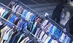 Mağaza Önündeki Askıda Duran Tişörtlerden Seçip, Beğendiklerini Çaldılar