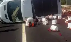 Adana’da Salça Yüklü Kamyonet Devrildi