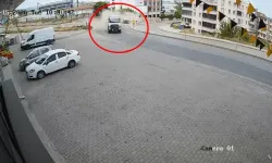 Hafriyat Kamyonu Karşı Yöne Geçip Kamyon İle İstinat Duvarına Çarptı; Kaza Kamerada