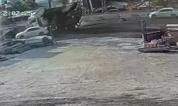 Kamyonun Çarptığı Yaya Ağır Yaralandı; Kaza Kamerada