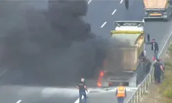 Büyükçekmece'de Hafriyat Kamyonunun Dorsesinde Yangın