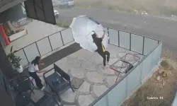 Şiddetli Rüzgarda Havalanan Şemsiyeyle Savruldular