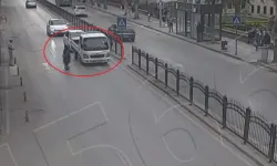 Yaya Geçidinde Duran Kamyonete Otomobilin Çarptığı Kaza Kamerada