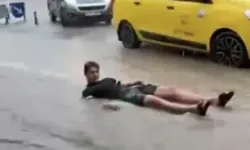 Şişme Yataklarla Sel Sularında Yüzdüler